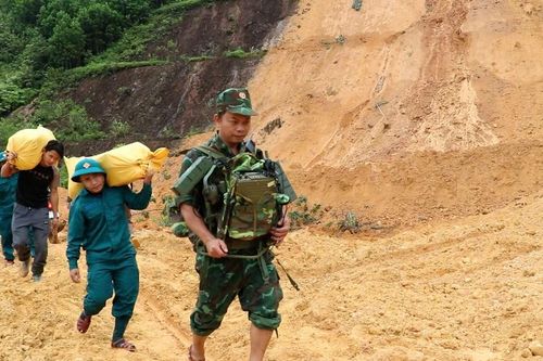 Bộ đội Quân khu 5 'vượt lũ, băng sạt lở' mang nhu yếu phẩm đến vùng bị cô lập