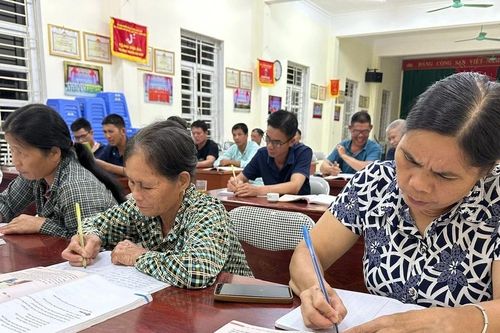 Lớp học xóa mù chữ ở vùng cao Quảng Ninh