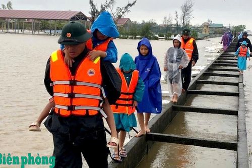 Biên phòng cửa khẩu cảng Vũng Áng-Sơn Dương di dời người dân vùng lũ đến nơi an toàn