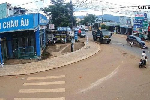Tài xế ô tô say xỉn tông 2 người thương vong rồi bỏ trốn khỏi hiện trường