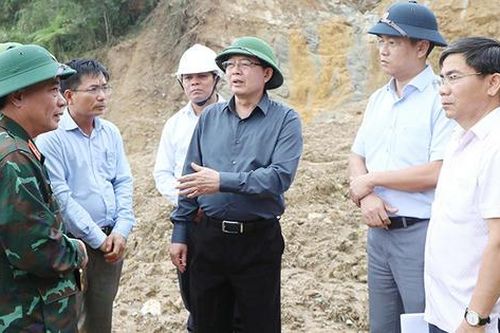 Phó Thủ tướng Hồ Quốc Dũng kiểm tra tình hình sạt lở ở xã Ngọc Linh, yêu cầu không để người dân thiếu đói