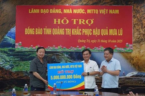 Phó Thủ tướng Trần Hồng Hà động viên người dân Quảng Trị khắc phục hậu quả mưa lũ