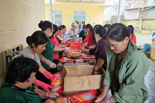 Bếp ấm '0 đồng' ngày mưa lũ