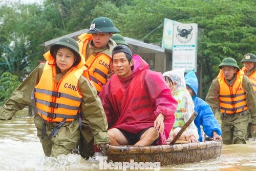 Tuổi trẻ Công an Đà Nẵng 'cõng' 10 nghìn túi an sinh tiếp sức các 'rốn lũ'