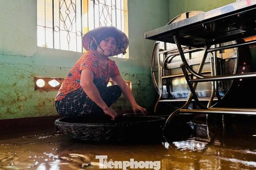 Dân vùng 'rốn lũ' Quảng Ngãi tất bật dọn dẹp sau mưa lũ