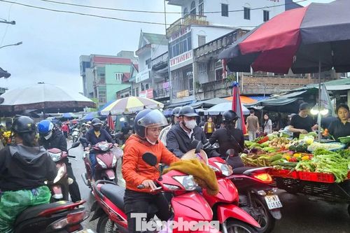 Vỉa hè, lòng đường biến thành chợ