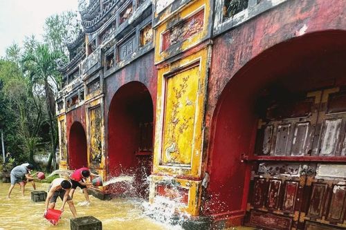 200 người dọn dẹp Di tích Cố đô Huế sau ngập