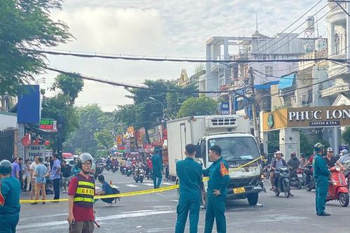 Va chạm xe tải, đôi nam nữ đi xe máy thương vong