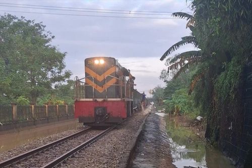 Thông tuyến đường sắt Bắc - Nam qua Huế sau 3 ngày gián đoạn