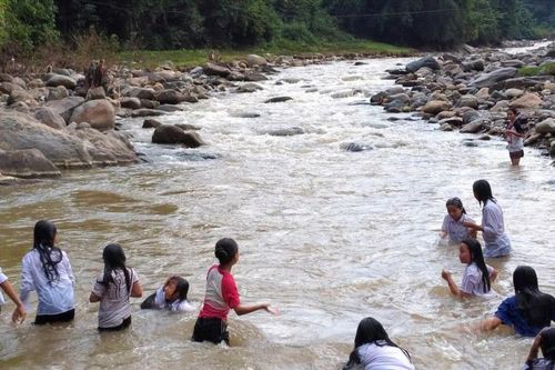 Nơm nớp lo khi hàng trăm học sinh Thanh Hóa phải tắm giặt dưới suối mỗi ngày