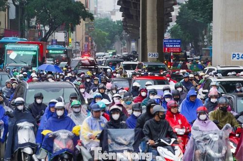 Mưa phùn và sương mù bao phủ, nhiều tuyến phố Hà Nội ùn tắc từ sáng đến trưa