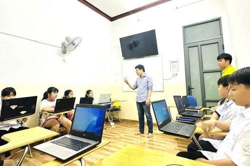 Chàng trai đưa tiếng Anh, tin học miễn phí về miền núi