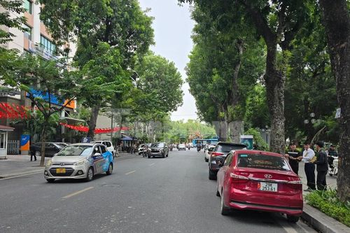 Camera AI 'phủ sóng' đường phố Hà Nội: Giảm vi phạm nhưng dân kêu trời vì thiếu bãi đỗ xe
