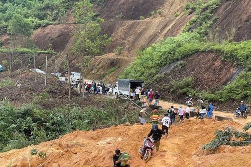 Cõng lương thực tiếp tế vùng sạt lở bị cô lập ở Đà Nẵng