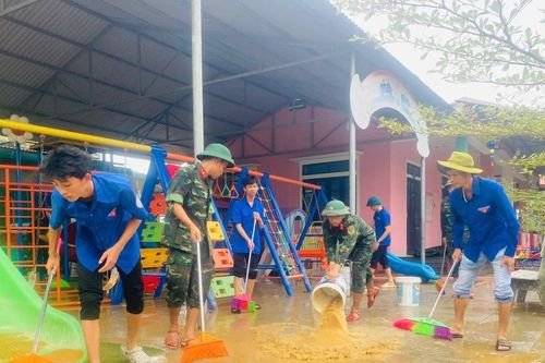 Huế tổng lực dọn vệ sinh, làm sạch phố phường sau mưa lũ lịch sử