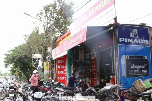 Ngâm trong nước lũ suốt tuần, hàng ngàn xe máy xếp hàng chờ 'cứu'
