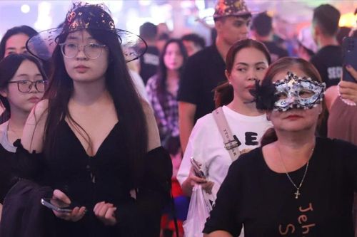Chật cứng 'phủ thủy', 'ma quái' diễu phố trung tâm TPHCM đêm Halloween