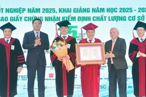 PVU vinh dự đón nhận Giấy chứng nhận Kiểm định chất lượng giáo dục chu kỳ mới