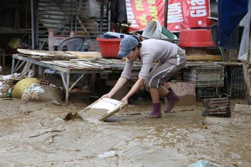 Đà Nẵng: Người dân khẩn trương dọn dẹp sau đợt mưa lũ lịch sử
