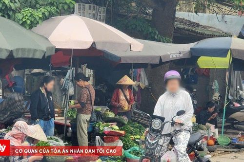 Họp chợ trái phép ngay đường vào trung tâm hành chính phường Tĩnh Gia