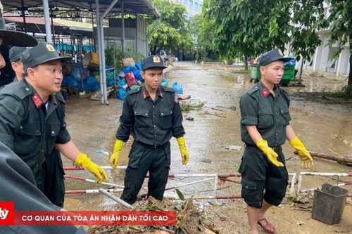 Công an TP Đà Nẵng chung tay cùng người dân khắc phục hậu quả sau lũ