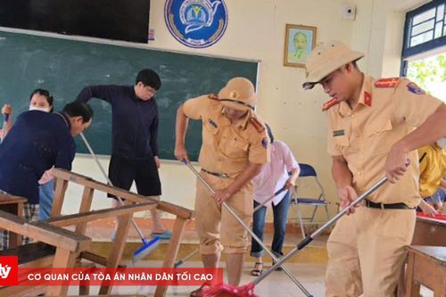 Đà Nẵng: CSGT Hòa Nhơn hỗ trợ người dân khắc phục hậu quả mưa lũ