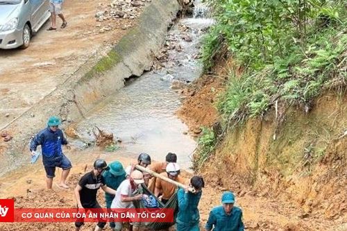 Xót xa cảnh dùng võng khiêng bệnh nhân tai biến qua đường sạt lở
