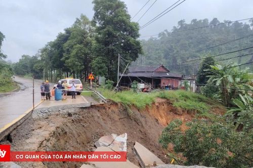 Mưa lớn kèm gió mạnh, cảnh báo lũ quét và sạt lở đất ở nhiều khu vực