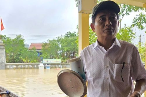 Trưởng thôn mang nồi sắn luộc đi ăn lấy sức cứu trợ, để phần quà cho dân