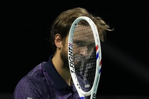 Daniil Medvedev ngược dòng vào tứ kết Paris Masters 2025