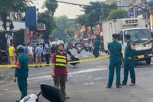 Va chạm với ô tô, xe máy chở đôi nam nữ văng xa 20m, cô gái tử vong tại chỗ