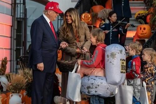 Ông Trump tổ chức lễ Halloween ở Nhà Trắng sau khi trở về từ châu Á