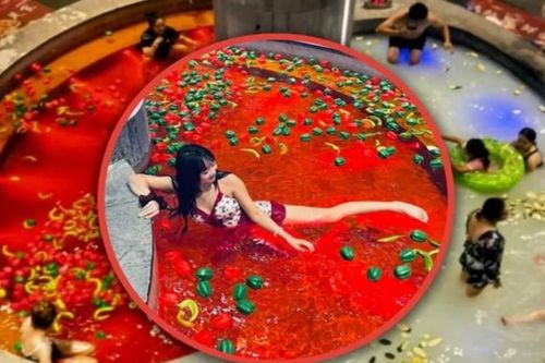 Trải nghiệm 'tắm lẩu' gây sốt: Du khách ngâm mình trong nước pha ớt và sữa