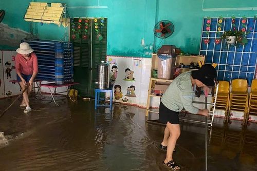 Lớp học dày đặc bùn sau lũ, thầy cô giáo ở Huế tất bật dọn trường