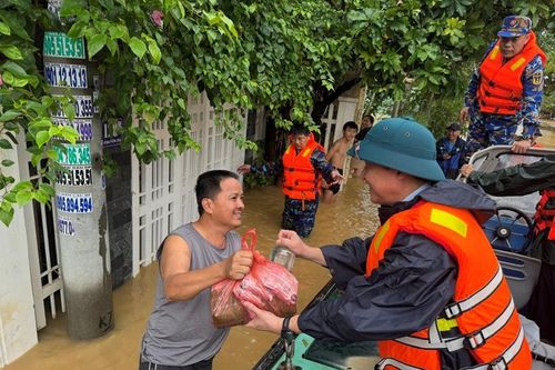 Lãnh đạo VKSND TP Đà Nẵng phối hợp Bộ Tư lệnh Vùng 3 Hải quân ứng cứu người dân vùng lũ miền Trung