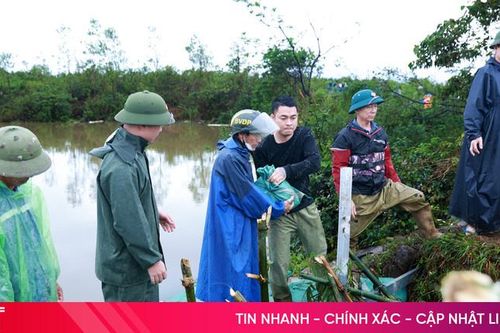 Hơn 100 người khẩn trương gia cố, bảo vệ hồ Cơn Trè ở phường Vũng Áng
