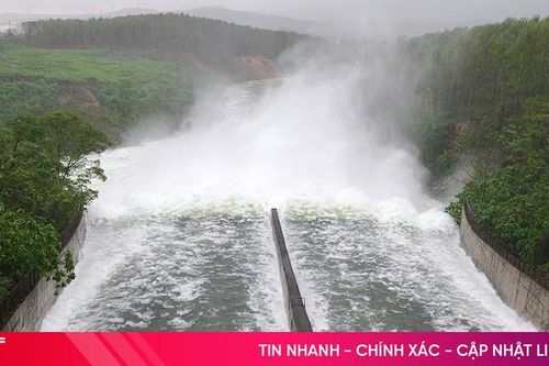 Mực nước triều xuống, hồ Kẻ Gỗ tăng lưu lượng xả tràn
