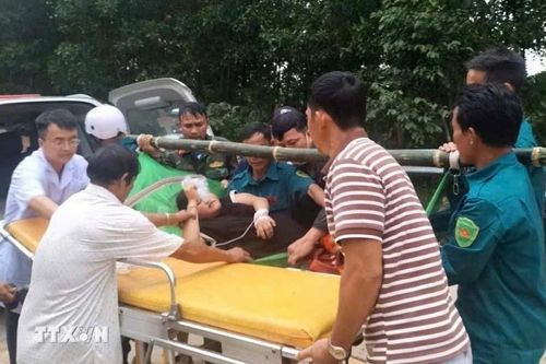 Quảng Ngãi: Băng rừng đưa sản phụ bị tiền sản giật nặng đi cấp cứu