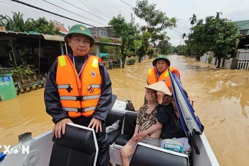Bộ Chỉ huy Quân sự Đà Nẵng hỗ trợ người dân sau mưa lũ ấm áp tình quân dân