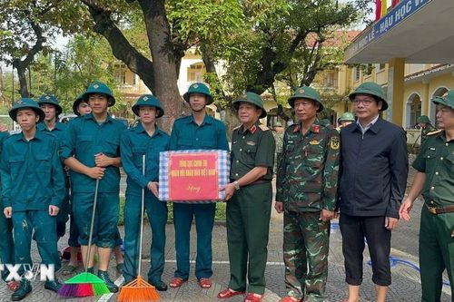 Động viên cán bộ, chiến sỹ tích cực hỗ trợ người dân vùng ngập lụt