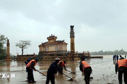 Huế: Khẩn trương vệ sinh trường lớp để 'nước rút đến đâu bùn hết đến đó'