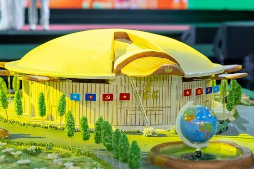 Mô hình Trung tâm Triển lãm Việt Nam từ xôi gấc và đậu xác lập kỷ lục