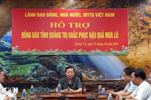 Phó Thủ tướng trao 5 tỷ đồng hỗ trợ Quảng Trị khắc phục hậu quả mưa lũ