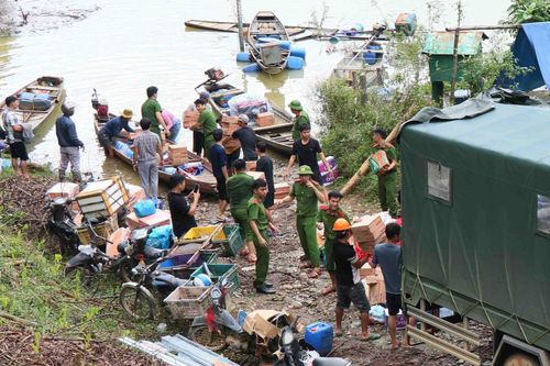 Lực lượng vũ trang Đà Nẵng vận chuyển lương thực tiếp tế cho các hộ dân bị cô lập