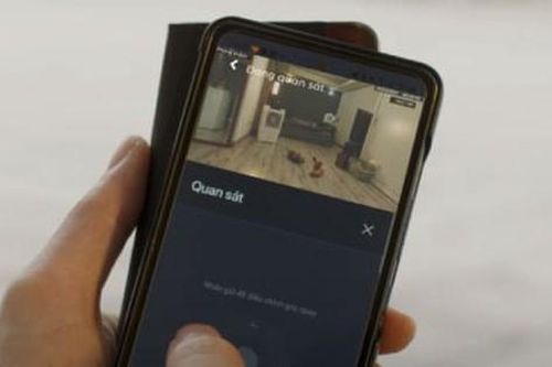 Qua camera giám sát, con trai phát hiện bố mẹ có biểu hiện sợ hãi nên báo công an