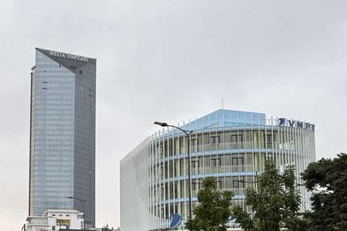 Xin đừng để mưa lũ cuốn trôi 'tình người'