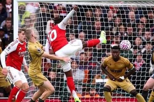 Arsenal hụt kỷ lục vì cú sút gây tranh cãi