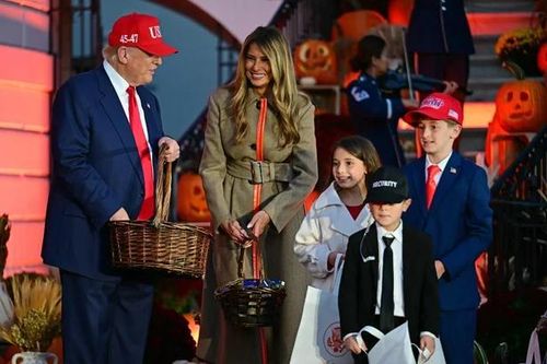 Trở về từ chuyến công du châu Á, Tổng thống Trump mang không khí lễ hội đến Nhà Trắng