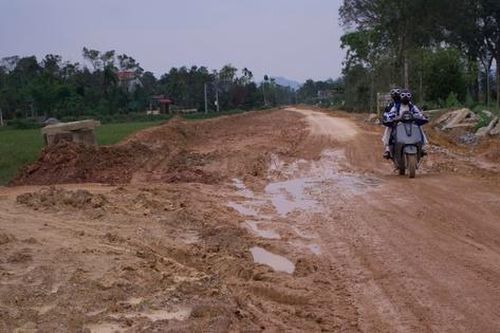 Mưa liên miên, dự án nâng cấp Quốc lộ 8C ở Hà Tĩnh phải lùi tiến độ
