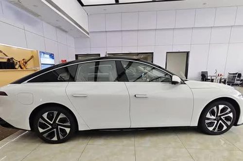 Xe sedan hạng E công suất 313 mã lực, công nghệ tiên tiến, giá hơn 440 triệu đồng